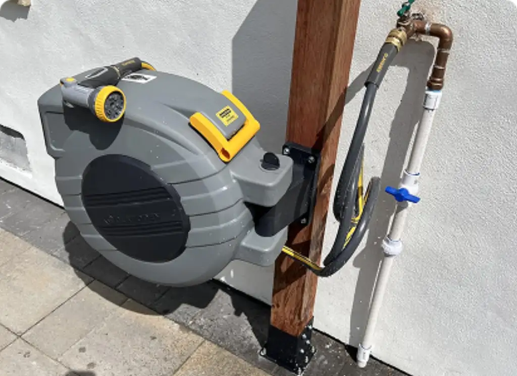  Solid purchase on hose reel!