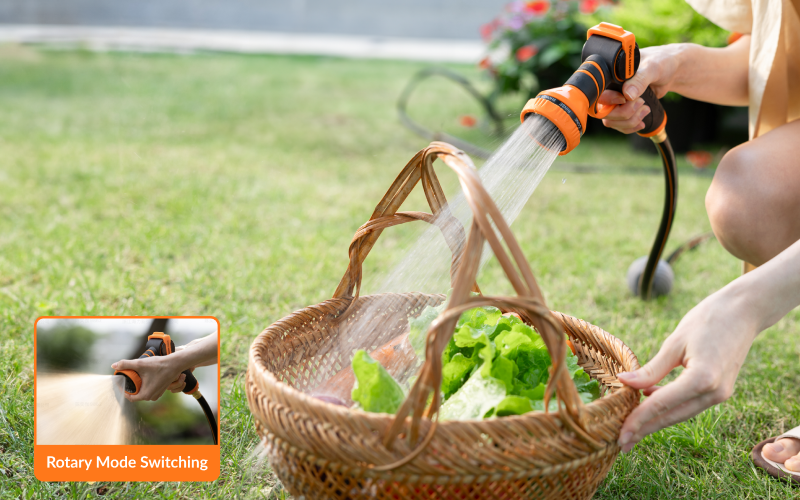 Garden hose nozzle delivering a flexible spray
