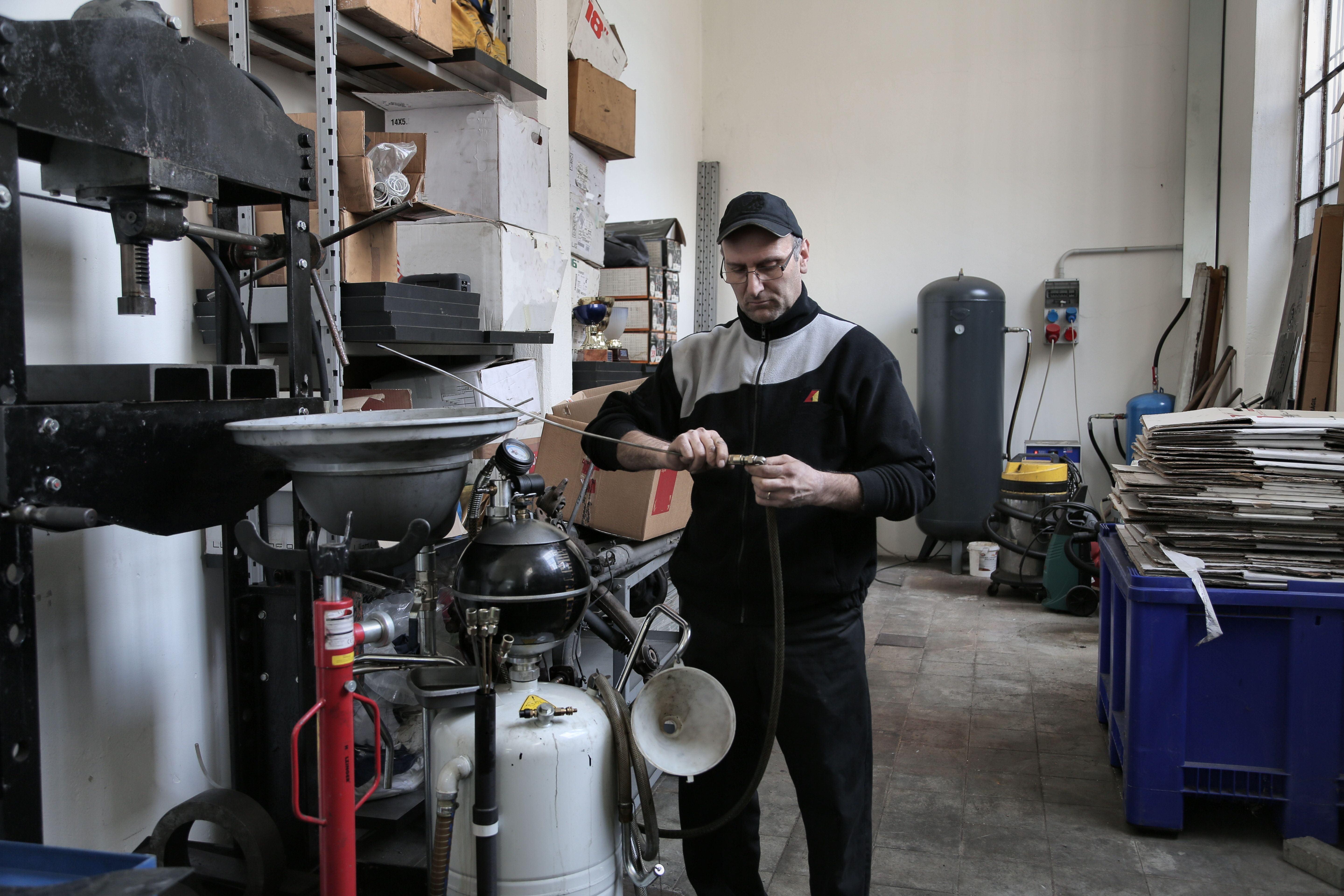 Keeping Workshop Air Lines Tidy With Retractable Air Hose Reels